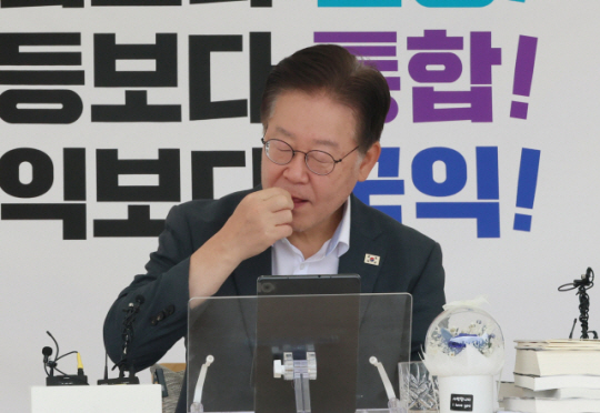 이재명 소금 단식 나흘째인 이재명 더불어민주당 대표가 3일 오전 국회 단식농성장에서 소금을 섭취하고 있다.연합뉴스