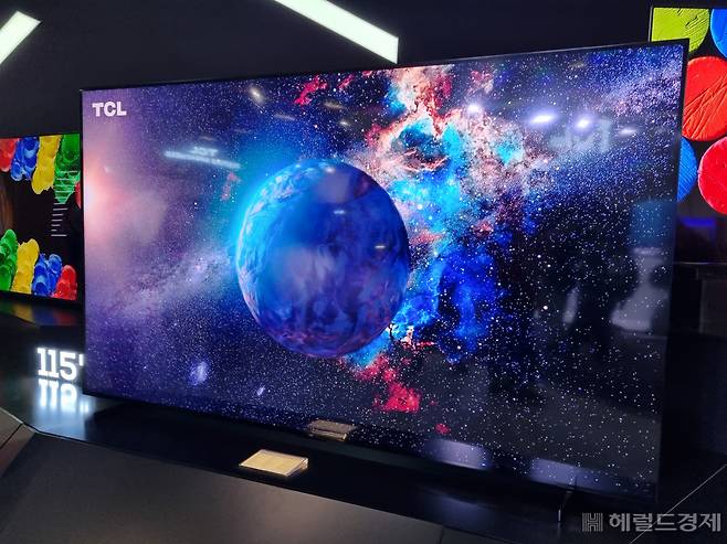 중국 TV업체 TCL이 IFA 2023에 전시한 115형 QD-미니LED TV. 김민지 기자