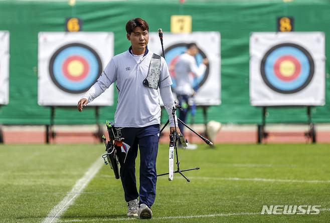 [서울=뉴시스] 정병혁 기자 = 31일 서울 양천구 목동주경기장에서 열린 현대자동차 정몽구배 한국양궁대회 2023 경기에 앞서 리커브 남자부에 출전한 이우석이 공식연습에 앞서 표적을 확인한 뒤 돌아오고 있다. 2023.08.31. jhope@newsis.com