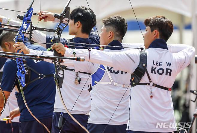 [서울=뉴시스] 정병혁 기자 = 31일 서울 양천구 목동주경기장에서 열린 현대자동차 정몽구배 한국양궁대회 2023 경기에 앞서 리커브 남자부에 출전한 이우석(코오롱엑스텐보이즈)이 공식연습을 하고 있다. 2023.08.31. jhope@newsis.com