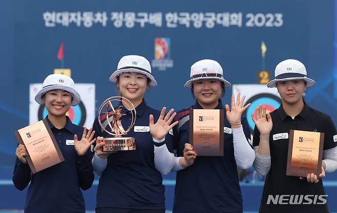 [서울=뉴시스] 조수정 기자 = 3일 서울 용산구 전쟁기념관에서 열린 현대자동차 정몽구배 한국양궁대회 2023 컴파운드 여자부 수상자들이 기념 촬영하고 있다. 왼쪽부터 2위 송윤수, 1위 오유현, 3위 조수아, 4위 권나래.  2023.09.03. chocrystal@newsis.com