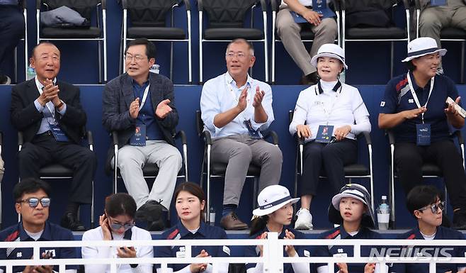 [서울=뉴시스] 조수정 기자 = 3일 서울 용산구 전쟁기념관에서 열린 현대자동차 정몽구배 한국양궁대회 2023에서 정의선(가운데) 양궁협회장이 79년 세계선수권 5관왕 김진호(오른쪽 두번째) 전 선수, 84년LA 올림픽 서향순(오른쪽) 전 선수와 경기를 관전하고 있다. 2023.09.03. chocrystal@newsis.com