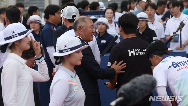 [서울=뉴시스] 조수정 기자 = 3일 서울 용산구 전쟁기념관에서 열린 현대자동차 정몽구배 한국양궁대회 2023 정의선 양궁협회장이 선수들을 격려하고 있다. 2023.09.03. chocrystal@newsis.com