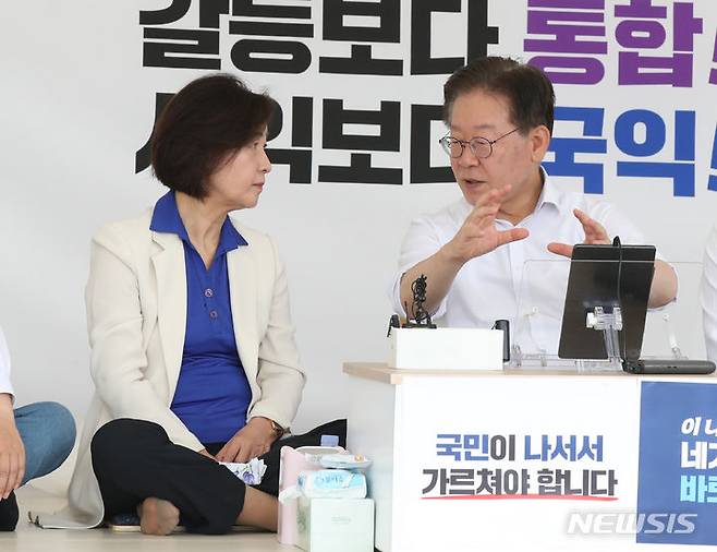 [서울=뉴시스] 전진환 기자 = 무기한 단식중인 이재명 더불어민주당 대표가 3일 오후 서울 여의도 국회 본관 앞 농성장에서 격려차 찾은 추미애 전 법무부장관과 대화하고 있다. 2023.09.03. amin2@newsis.com