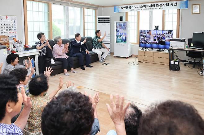 함안군이 1일 가야읍 남경타운아파트 경로당에서 열린 스마트 경로당 시연회. 함안군 제공