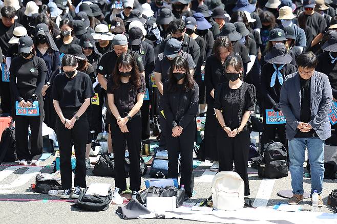 교사들이 2일 오후 서울 영등포구 국회대로에서 열린 '50만 교원 총궐기 추모 집회'에서 묵념하고 있다. 연합뉴스