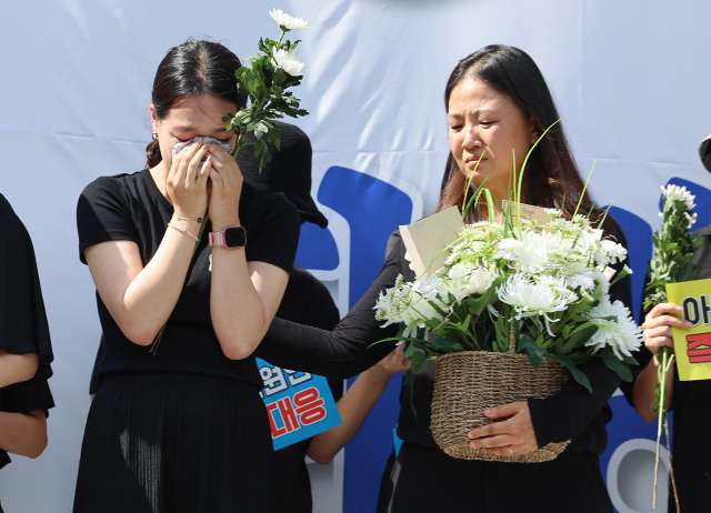 ▲2일 오후 서울 영등포구 국회대로에서 열린 '50만 교원 총궐기 추모 집회'에서 지난 7월 숨진 서이초 교사의 대학원 동기들이 눈물을 흘리고 있다. ⓒ연합뉴스