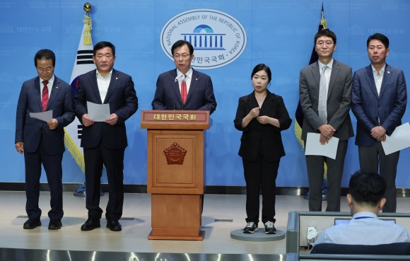 국민의힘, 이태원 참사 특별법 야당 단독 처리 규탄 - 국민의힘 행정안전위원들이 31일 국회 소통관에서 기자회견을 열고 ‘이태원 참사 특별법’ 야당 단독 처리를 규탄하고 있다. 2023.8.31연합뉴스