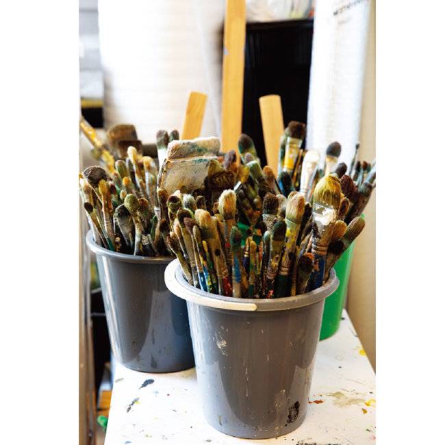 작가가 쓰는 붓. 그림에 검은색을 주로 써 거뭇거뭇한 흔적이 남아 있다. [지호영 기자]