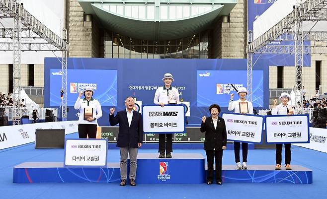 정의선 대한양궁협회장(현대차그룹 회장)이 3일 열린 ‘현대자동차 정몽구배 한국양궁대회 2023’에서 리커브 종목 시상식을 마치고 선수들과 기념촬영을 하고 있다. 사진제공｜현대차