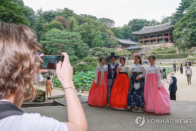 창덕궁 후원, 해설사 없이 자유 관람 (서울=연합뉴스) 홍해인 기자 = 3일 서울 종로구 창덕궁 후원을 찾은 외국인 관광객들이 부용지 일대에서 기념사진을 찍고 있다.  2023.9.3 hihong@yna.co.kr