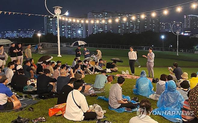 대구 치맥 페스티벌 개최 현장 (대구=연합뉴스) 박세진 기자 = 국민의힘 이준석 전 대표가 지난 2일 오후 대구치맥페스티벌이 열리고 있는 두류공원 야외음악당에서 지지자 등 시민들과 만나 대화하고 있다. 2023.9.2 psjpsj@yna.co.kr