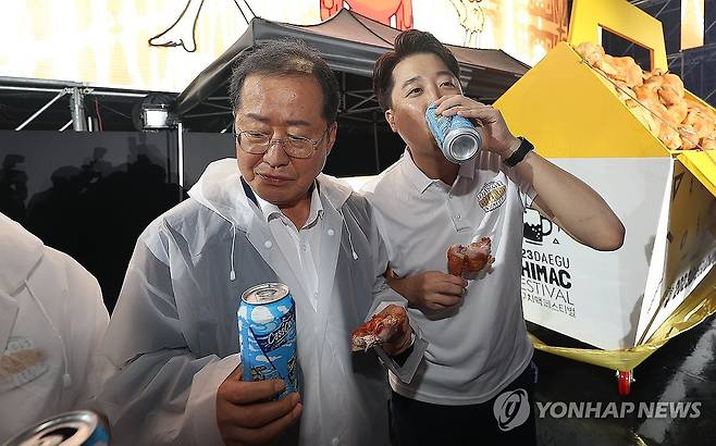 홍준표-이준석 '치맥' (대구=연합뉴스) 윤관식 기자 = 국민의힘 이준석 전 대표와 홍준표 대구시장이 30일 대구 달서구 두류야구장에서 개막한 '2023 대구치맥페스티벌' 개막식에 참석하고 있다. 2023.8.30 psik@yna.co.kr