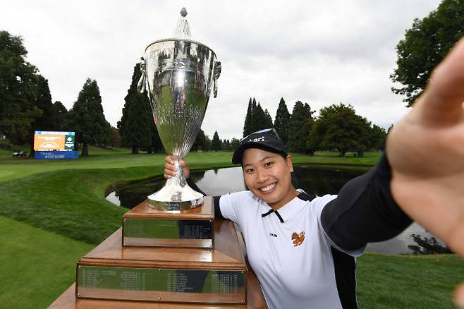 차네띠 완나센이 4일 열린 LPGA 투어 포틀랜드 클래식에서 우승을 차지한 뒤 기념 촬영을 하고 있다.(사진=AFPBBNews)