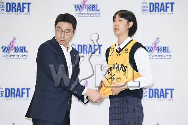 고현지는 4일 오후 충북 청주체육관에서 열린 한국여자농구연맹(WKBL) 2023-2024 신입선수 선발회에서 전체 1순위로 KB에 지명됐다.(사진=WKBL 제공)