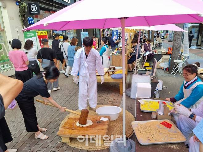 대구 달서시장 자인방앗간 직원들이 4일 동성로에서 열린 황금녘 동행축제 플리마켓에 참여해 떡방아 찧기 행사를 진행하고 있다. (사진=김경은 기자)