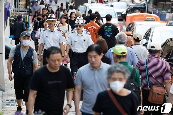 관광경찰대원들이 1일 서울 중구 명동일대를 순찰하고 있다. 서울경찰청 관광경찰대는 중국인의 한국 단체관광 재개에 따라 중국인관광객(유커)들이 다수 방문할 것으로 예상되는 1일부터 10월10일까지 총 40일간 특별치안 활동에 나선다. 2023.9.1/뉴스1 ⓒ News1 유승관 기자