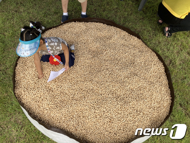 인제대학교 박물관 ‘남명 조식과 함께하는 문화 다양성 프로그램’에 참여한 어린이가 남명 보물찾기를 체험하고 있다. (인제대 제공)