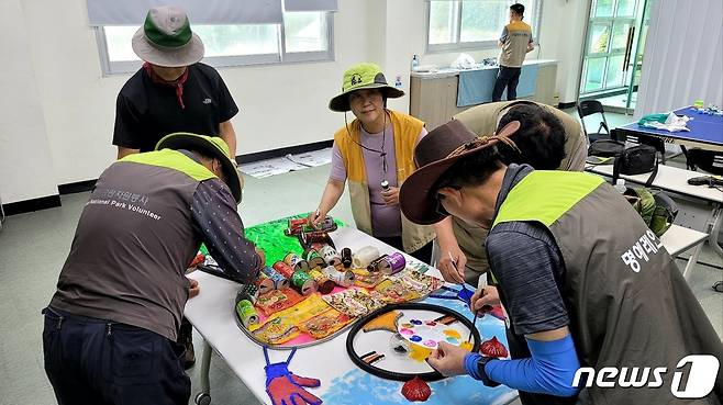 자원봉사자들이 속리산국립공원사무소가 주최하는 정크아트 전시회에서 선보일 작품을 준비하고 있다.  (속리산국립공원사무소 제공) /뉴스1