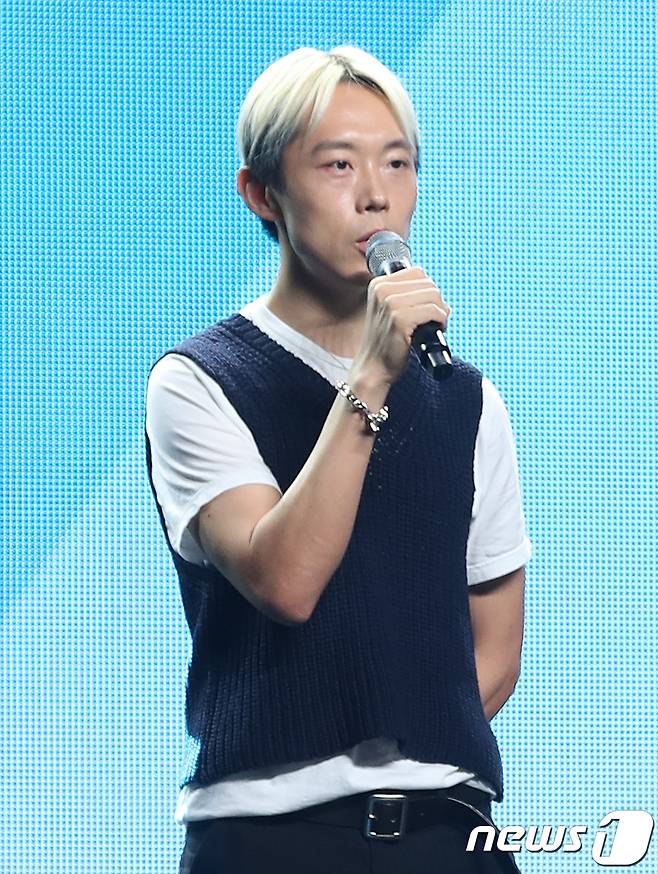 이상민 총괄 디렉터가 4일 서울 용산구 블루스퀘어에서 열린 라이즈 첫 싱글 앨범 ‘겟 어 기타(Get A Guitar)’ 쇼케이스에서 라이즈를 소개하고 있다. 2023.9.4/뉴스1 ⓒ News1 권현진 기자