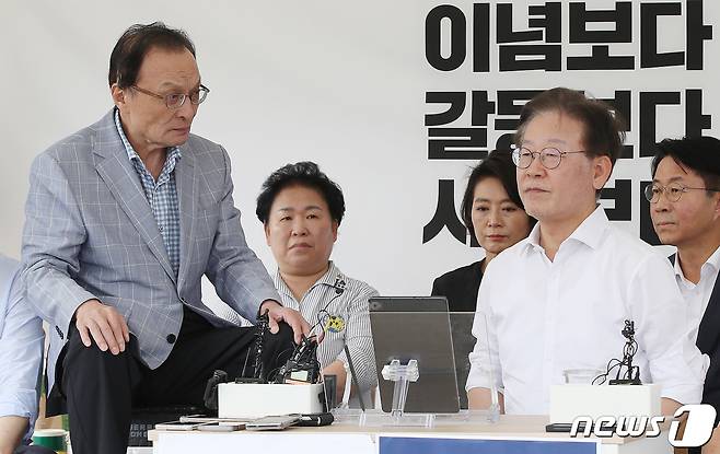 이해찬 더불어민주당 상임고문(왼쪽)이 4일 오후 서울 여의도 국회 본청앞 단식투쟁천막을 찾아 이재명 대표와 이야기를 나누고 있다. 2023.9.4/뉴스1 ⓒ News1 임세영 기자