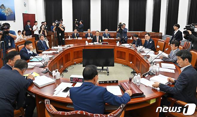 박덕흠 국회 정보위원회 위원장이 4일 오후 서울 여의도 국회에서 열린 정보위원회 전체회의에서 의사봉을 두드리고 있다.(공동취재) 2023.9.4/뉴스1 ⓒ News1 송원영 기자