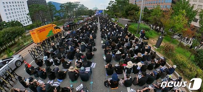 사망한 서이초 교사의 49재이자 '공교육 멈춤의 날'인 4일 여의도 국회대로에서 서이초 사망 교사 추모 집회가 열리고 있다. 2023.9.4/뉴스1 ⓒ News1 김도우 기자