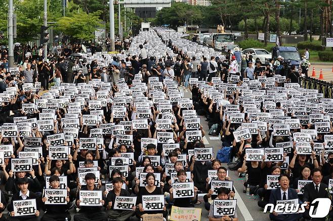 사망한 서이초 교사의 49재이자 '공교육 멈춤의 날'인 4일 오후 서울 여의도 국회의사당 앞에서 열린 서이초 교사 49재 추모집회에서 참석자들이 구호를 외치고 있다. 2023.9.4/뉴스1 ⓒ News1 박정호 기자