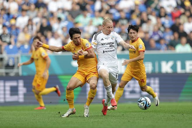 울산문수축구경기장/ K리그1/ 울산현대축구단 vs 광주FC/ 울산 루빅손, 광주 이희균/ 경합/ 사진 김정수