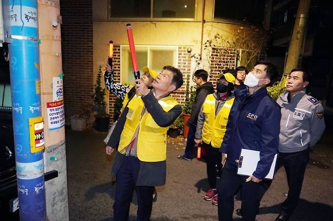 이필형 동대문구청장이 안심귀가 스카우트로 안전한 귀가를 돕고 있다.