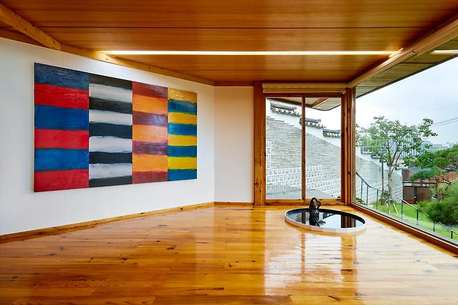 북촌 한옥에서 펼쳐지는 리슨갤러리 팝업 전시 전경. /리슨갤러리