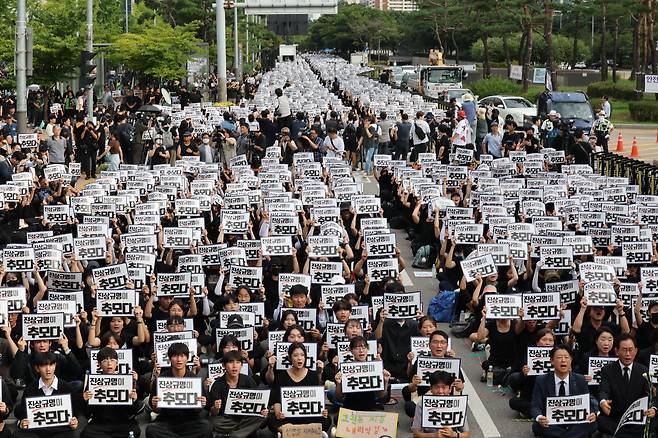 사망한 서이초 교사의 49재이자 '공교육 멈춤의 날'인 4일 오후 서울 여의도 국회의사당 앞에서 열린 서이초 교사 49재 추모집회에서 참석자들이 구호를 외치고 있다./뉴스1