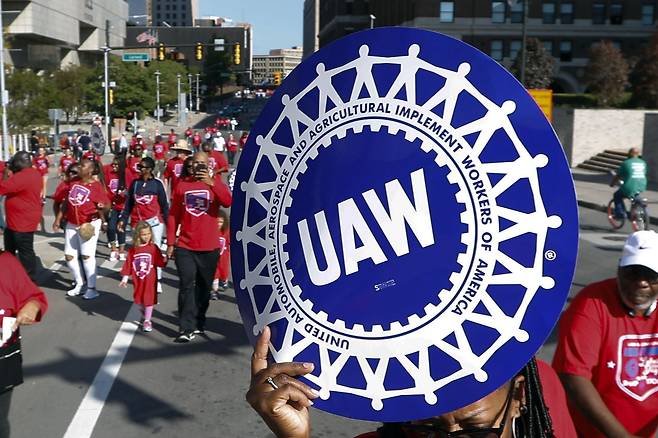 2일(현지 시각) 미국 디트로이트에서 열린 노동절 퍼레이드에 전미자동차노조(United Auto Workers) 회원들이 행진하고 있다. / AP 연합뉴스