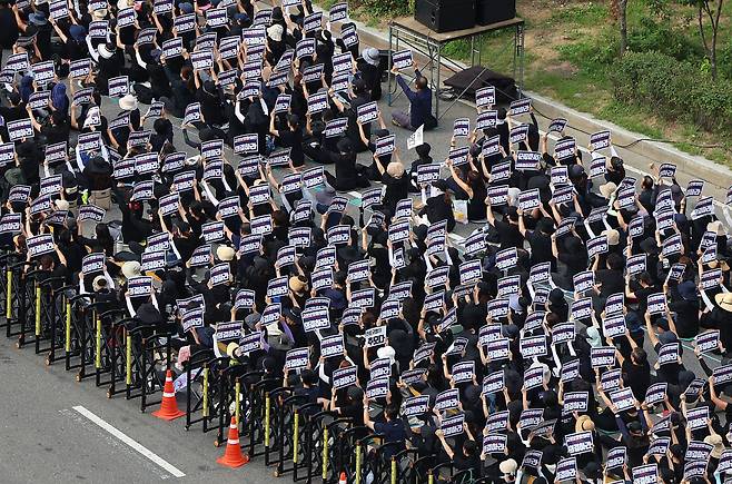 울 서이초등학교 교사의 49재 추모일인 4일 오후 서울 여의도 국회 앞에서 열린 추모 집회에서 참가자들이 피켓을 들고 구호를 외치고 있다. /연합뉴스