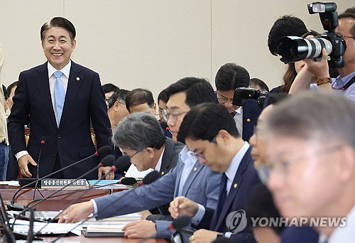 4일 국회에서 열린 과학기술방송통신위원회 전체회의에서 이동관 방송통신위원장이 미소를 짓고 있다. [연합뉴스]