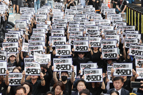 서울 서이초등학교 교사의 49재 추모일인 4일 오후 서울 여의도 국회 앞에서 추모 집회가 열리고 있다. [연합뉴스]