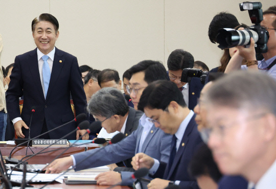 4일 국회에서 열린 과학기술방송통신위원회 전체회의에서 이동관 방송통신위원장이 미소를 짓고 있다.연합뉴스