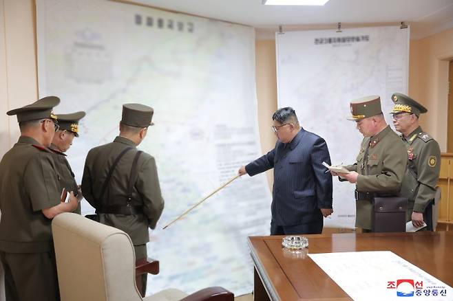 북한군이 한미 연합 '을지 자유의 방패'(UFSㆍ을지프리덤실드) 연습에 대응한 전군지휘훈련을 8월 29일 시작한 가운데 김정은이 이날 훈련 현장을 방문했다고 조선중앙통신이 8월 31일 보도했다. 사진=조선중앙통신 캡처