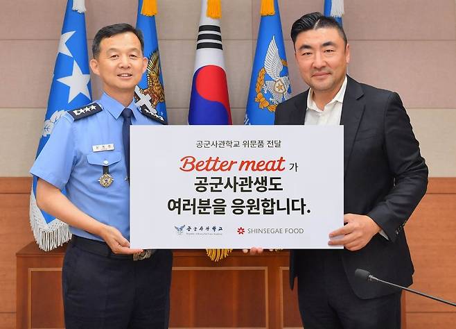 송현석 신세계푸드 대표(오른쪽)와 윤병호 공군사관학교장 중장이 기념촬영을 하고 있다. /사진=신세계푸드