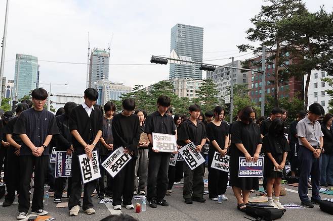 숨진 서울 서초구의 한 초등학교 교사의 49재인 4일 오후 교사들이 국회 앞에서 ‘공교육 멈춤의 날’ 행사에서 숨진 교사를 추모하는 묵념을 하고 있다. 신소영 기자