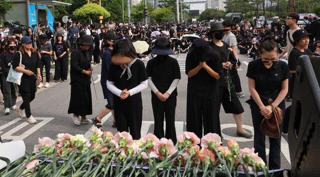 4일 오후 서울 지하철 국회의사당 앞 도로에서 서이초 선생님의 49재를 맞아 열린 ‘공교육 멈춤의 날’ 행사 시작에 앞서 참석자들이 카네이션으로 헌화하고 있다. 신소영 기자 viator@hani.co.kr