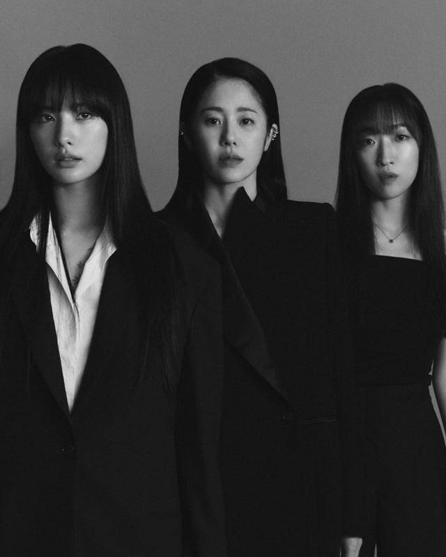 드라마 '마스크걸' 속 김모미를 연기한 나나(왼쪽 첫 번째부터), 고현정, 이한별. 나나는 성형 후의 김모미를, 고현정은 중년의 김모미를 연기했다. 제작진은 오디션 때 이한별의 키도 확인했다. 고현정, 나나와 키가 비슷한지 확인하기 위해서였다. 넷플릭스 제공