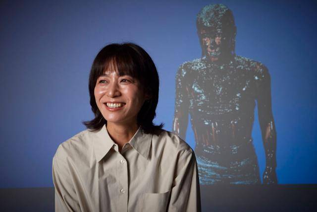 드라마 '경이로운 소문' 시즌2에 악귀로 열연한 배우 정유미가 최근 서울 중구 한국일보 사옥을 찾아 사진 촬영을 하고 있다. 배경 사진은 그가 드라마에서 악귀 촬영을 하기 전 찍은 모습이다. 윤서영 인턴기자