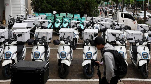 배달의민족 배달 기사 '배민 라이더'들이 단체교섭 최종 결렬에 따라 하루 동안 파업을 개시한 올해 5월 5일 오전 서울 강남구 우아한청년들 자회사 '딜리버리N'에 배달용 오토바이들이 줄줄이 주차되어 있다. 연합뉴스