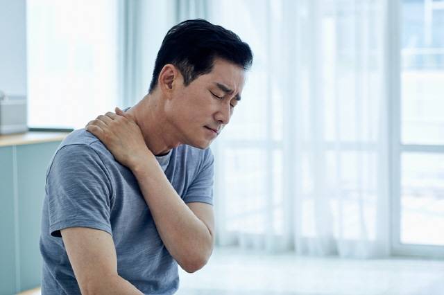 가벼운 스트레칭과 운동은 여행이나 운동 후 생긴 근육통을 회복하는 데 도움을 준다. /게티이미지뱅크