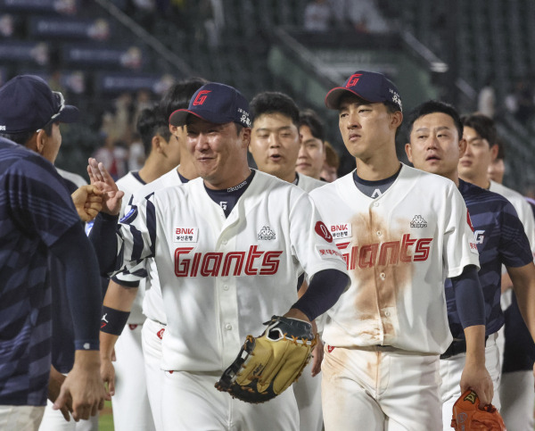 <yonhap photo-4829="">4일 부산 사직야구장에서 열린 2023 프로야구 두산 베어스와 롯데 자이언츠의 경기에서 4-3으로 승리한 롯데 선수들이 기뻐하고 있다. 사진=연합뉴스</yonhap>