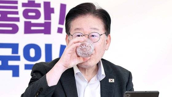 이재명 더불어민주당 대표가 3일 오전 서울 여의도 국회 본청앞 단식투쟁천막에서 물을 마시고 있다. 뉴스1