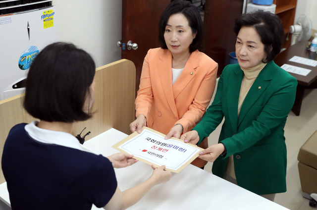 ▲ 국민의힘 전주혜 원내대변인과 조명희 원내부대표가 4일 오전 국회 의안과에서 무소속 윤미향 의원에 대한 징계안을 제출하고 있다. 연합뉴스