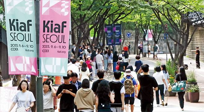 아시아 최대 아트페어인 ‘한국국제아트페어(KIAF)’와 ‘프리즈 서울’ 개막(6일)을 앞두고 호텔, 외식, 쇼핑, 엔터테인먼트 등 관련 업계가 들썩이고 있다. 3일 서울 중구 정동길 일대에 KIAF 개최를 알리는 현수막이 걸려 있다.   김범준 기자