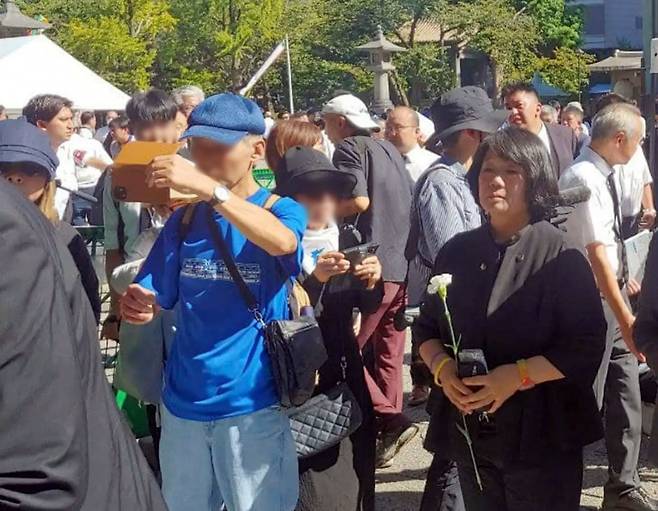 무소속 윤미향 의원이 지난 1일 일본 도쿄 스미다구에 위치한 요코아미초 공원에서 열린 간토대지진 100주년 조선인희생자추모행사에 참석, 추모비에 헌화하기 위해 대기하고 있다. 사진=페이스북 캡처